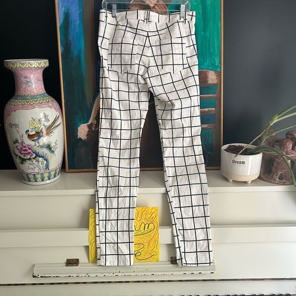 Divided White Pants with Black Grid Pattern 8 - Picture 4 of 16